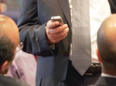 البنك المركزي يقر تعليمات الدفع بواسطة الهاتف النقال