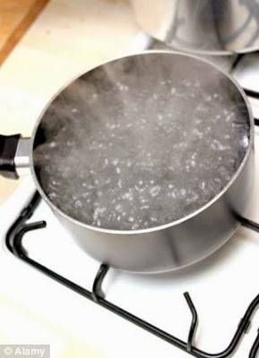 طردته من صفحتها على الفيسبوك فرشق وجهها بالماء المغلي