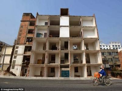 بالصور : رفض السكان اخلاء العمارة فاقتطعت الحكومة الجزء الخلفي منها