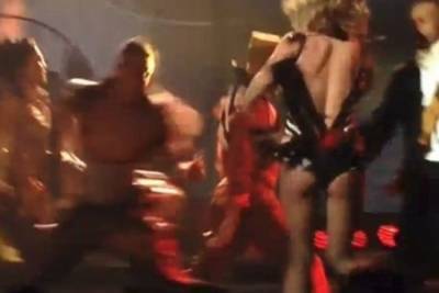 بالفيديو...بريتنى سبيرز واصلت الغناء رغم تمزق ملابسها..!!