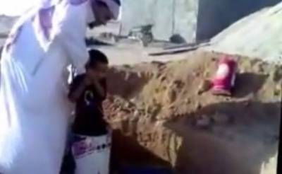 مقطع مرعب لأب يُدخل ابنه بـ”سطل” داخل بئر