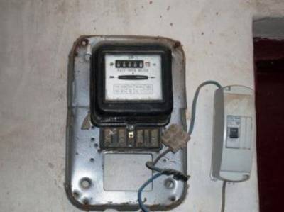 سارقو كهرباء يعتدون على موظفي الشركة