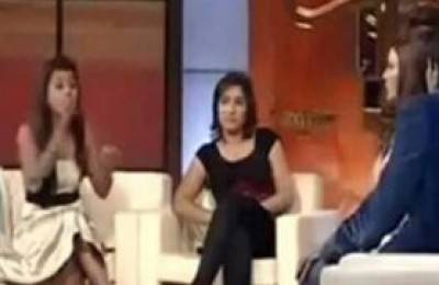 ‫مذيعة تضرب ضيفها بالحذاء غضبا أمام المشاهدين‬ ... شاهد الفيديو