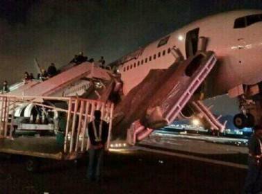 السعودية: 29 جريحا بهبوط اضطراري لطائرة (فيديو)