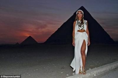 مصر تسمح بتصوير فيلم دعارة كامل في منطقة الاهرامات في وضح النهار