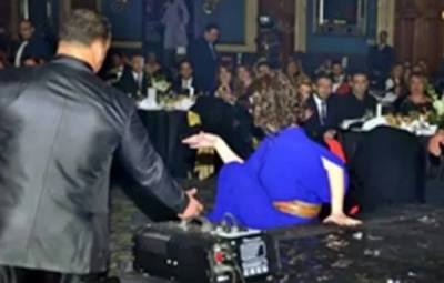 بالفيديو: كندة علوش تتعرض لموقف محرج قبل تكريمها بمهرجان الفضائيات العربية