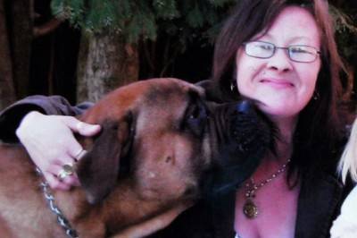 بعد أن أكل كلبها عينها وجزء من وجهها .. شاهد كيف أصبحت هذه المرأة بعد 100 عملية جراحية .. شاهد الصور