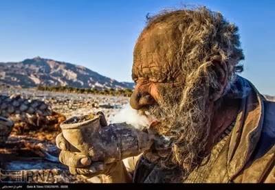 صور صادمة لإيراني لم يستحم منذ 60 عامًا ويتغذى على الحيوانات النافقة