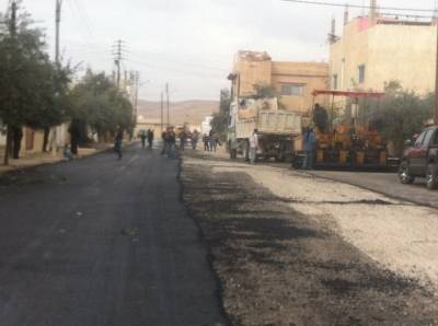 تعبيد الشوارع والخلطة الاسفلتية لبلدية لواء الهاشمية خيار وفقوس يا عقلة الزيود ..!!