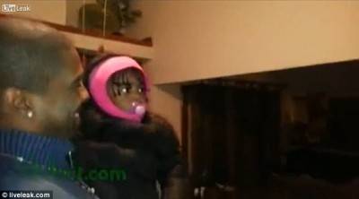 فيديو مدهش.. شاهد ردة فعل طفلة تقابل توأم والدها لأول مرة..!