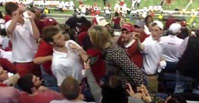 بالفيديو.. لرفضه معاكستها.. مشجعة تعتدى على شاب بالمدرجات وتنهال عليه بالضرب