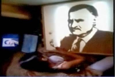 بالفيديو .. طفلة ترسم وجوه المشاهير بالرمل على الزجاج