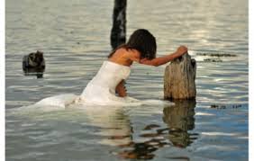 بالفيديو… عروس تدفع حياتها ثمناً لصور زفافها