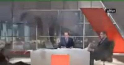 ضيف فيصل القاسم يقع عن الكرسي على الهواء مباشرة .. شاهد الفيديو