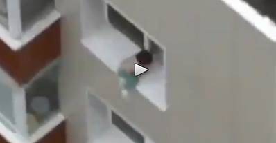بالفيديو .. طفل يتجول على حافة شباك عمارة شاهقة