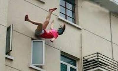 عادت زوجته فجأة فقام بإلقاء عشيقته من النافذة