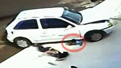 شاهد: فيديو أغرب من الخيال .. طفل ينجو من تحت سيارة تمر بعجلاتها على كتفه ورأسه