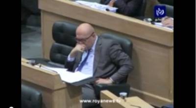 بالفيديو .. وزير الاشغال يغلبه النوم في جلسة الموازنة العامة