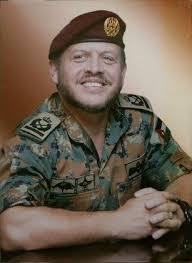 ليس اجمل منه ملك .. جنرال في الجيش صفع جنديا.. فهدده الملك باطلاق النار عليه !!