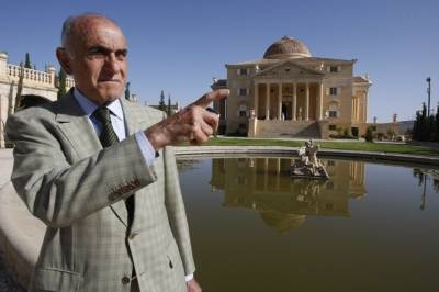 منيب المصري: الميلياردير الذي صفق لعساف والكوفية