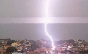 بالفيديو.. مشهد مهيب لصاعقة تضرب منزلاً