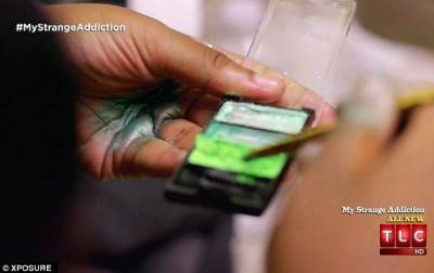 اميركية تأكل كل يوم 15 علبة مكياج .. بالصور