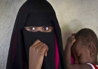 جدل في بريطانيا حول تبني زوجين من المثليات جنسيا لطفلة مسلمة