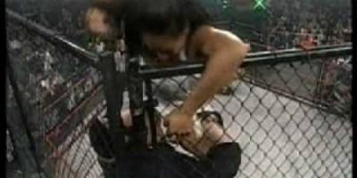 بالفيديو.. أول «منتقبة» تقتحم عالم المصارعة الحرة..!