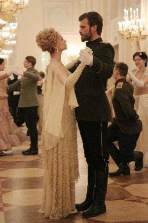 بالصورمهنّد يراقص إيلين بطلة مسلسل على مر الزمان برومانسية ساحرة في القصر