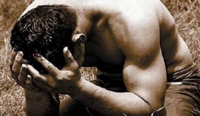 فتاة تغتصب شابين وتصورهما عراة تحت تهديد السلاح!