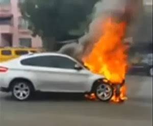 بالفيديو.. فتاة تبكي سيارتها المحترقة امام عينيها بعد حادث مروري