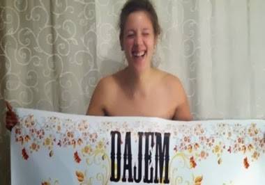 موظفة تقدم استقالتها مستخدمة صورها العارية