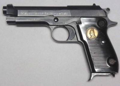 مسدس صدام حسين بحوزة طفل فلسطيني  صور