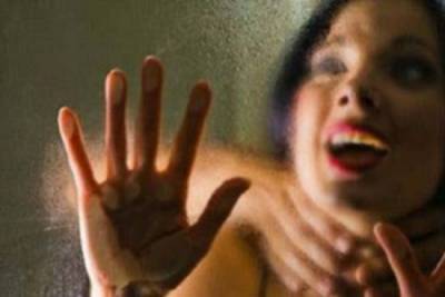 رئيسها في العمل يحتجزها في مكتبه ويغتصبها وتحمل منه..!