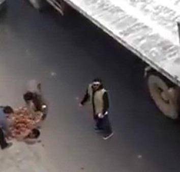 بالفيديو... مواطن يلقي بنفسه عارياً من أعلى جسر..!!