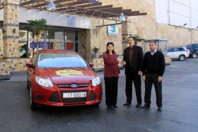 متسوّقتان محظوظتان تربحان سيارتي فورد فوكس