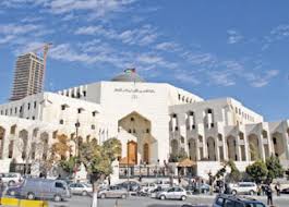 المدعي العام يوقف المحامي احمد عثمان وزملائه يعتصمون في قصر العدل