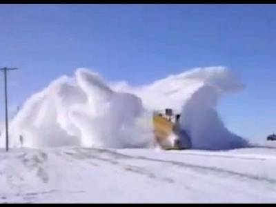 هل رأيت قطارا يمشي على الثلج ... شاهد الفيديو