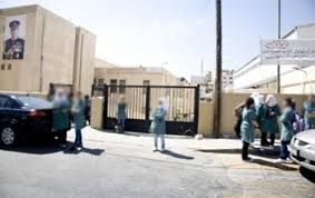 يقودون سيارت فارهة تحمل لوحات سورية ويصطفون أمام مدارس البنات ..ضبط سوريين يعاكسون الطالبات !!في المحافظة