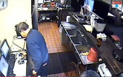 بالفيديو.. لقطة صادمة لمدير مطعم بيتزا وهو يتبول