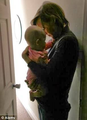 مشعوذون اقنعوا امرأة بانها حامل واعطوها جنين مسروق اقنعوها بأنه طفلتها