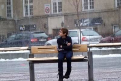 بالفيديو.. ماذا كنتم ستفعلون لو رأيتم ولدا يتجمد من البرد؟