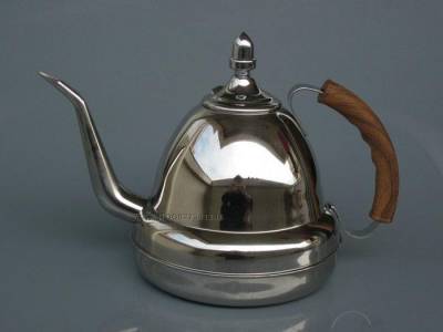 عامل اسيوي يتبول بغلاية شاي الموظفين