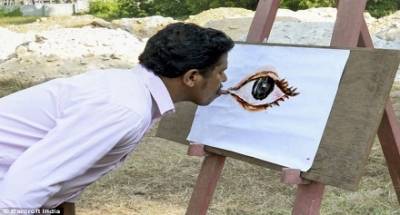 بالفيديو.. فنان موهوب  يرسم بـ«لسانه»