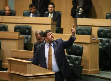 النائب الاكثر جدلا تحت القبة يطالب بطرد السفير الصهيوني والغاء اتفاقية عربة مع العدو ..