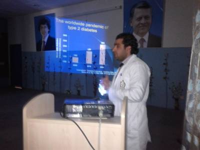 ألدكتور مصعب  شعبان يحاضر عن مرض السكري في مدرسة عائشة بنت أبي بكر