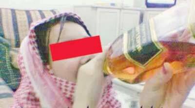 شاب فضح حبيبته بنشر صورتها وهي تشرب الخمر..!