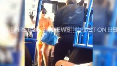 بالفيديو.. امرأتان في حالة سكر تعتديان على رجل عجوز