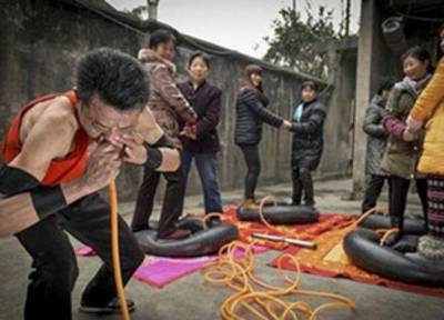 صيني ينفخ إطارات السيارات الأربعة بأنفه في 21 دقيقة