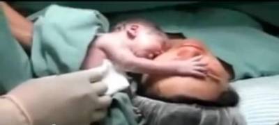 شاهد: 3 مليون معجب بطفل يعانق والدته بشدة فور ولادته